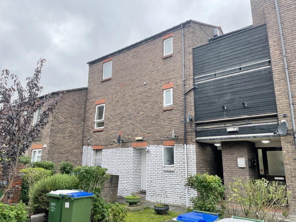 Lot: 37 - VACANT ONE-BEDROOM FLAT AND GARAGE - 
